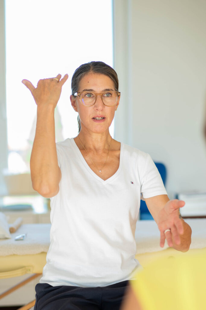 Anja Oehler redet und gestikuliert dabei.